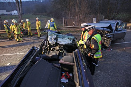 Schwerer Unfall bei Neckartenzlingen: Ein Mann muss aus seinem Auto befreit werden. Foto: www.7aktuell.de | Daniel JÃ¼ptner