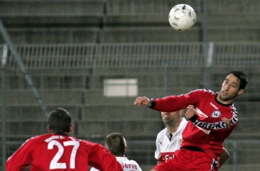 Marco Calamita (beim Kopfball) geht ab sofort für die Stuttgarter Kickers auf Torejagd. Foto: Pressefoto Baumann