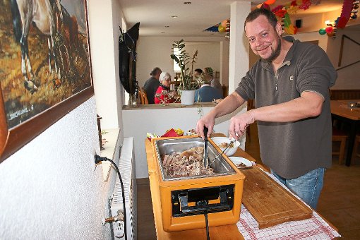 Die Gäste des traditionellen Saukopfessens in Dettingen konnten sich ihr Lieblingsfleisch rund um den Saukopf aussuchen.   Foto: Feinler Foto: Schwarzwälder-Bote