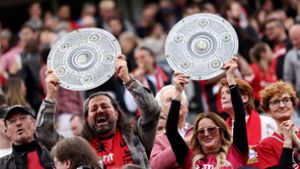 Die Fans in Leverkusen jubelten schon vor Abpfiff über die Meisterschaft. Foto: dpa/Rolf Vennenbernd