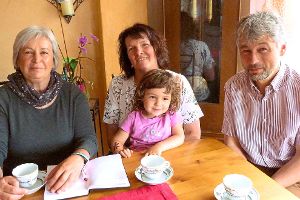 Bei einer Tasse Kaffee unterhält sich  Gabi Lendle mit Heidi Mayer-Löhr (Mitte, mit Enkelin Sina) und Kurt Löhr, alias Hebamme Adelheid und Nachtwächter Konrad, über die erfolgreichen Erlebnis-Stadtführungen durch Hüfingen. Foto: Sofie Evren Foto: Schwarzwälder-Bote