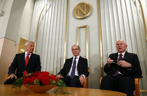 OPCW-Generalsekretär Ahmet Uzumcu (Mitte) mit dem Mitglied des norwegischen Nobel-Kommittees, Thorbjorn Jagland (links) und Geir Lundestad, dem Vorsitzenden des  norwegischen Nobel-Instituts. Foto: dpa