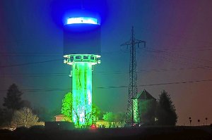 In wunderbaren Farben erstrahlt der  Wasserturm bei Beffendorf. Foto: Wierzba Foto: Schwarzwälder-Bote