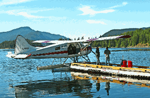 Briefe, Pakete, Lebensmittel: Rory Neald (rechts) versorgt die Einwohner der Discovery-Inseln mit seinem Wasserflugzeug mit dem Nötigsten. Foto: Müller