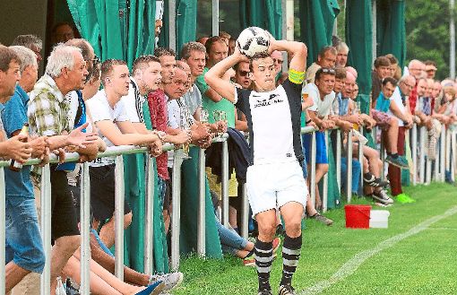 Die Fans im Rücken: Die SG Neuweiler/Oberkollwangen ­empfängt den 1. FC Altburg. Fotos: Kraushaar Foto: Schwarzwälder-Bote