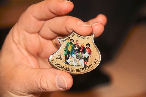 Die Zunftmeister erhalten eine Plakette mit den Gruppen der Kieschtock-Zunft als Geschenk. Foto: Schwarzwälder-Bote