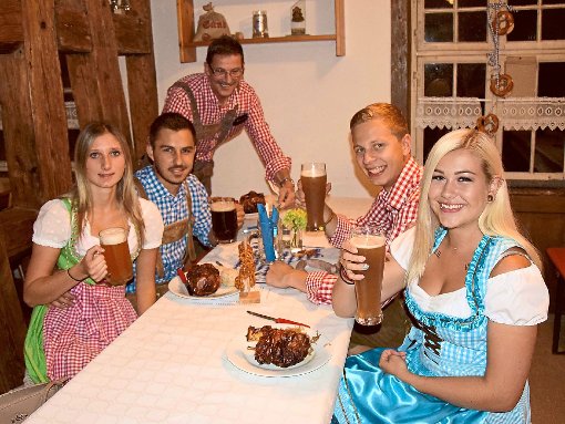Frauen in Dirnld und Männer in Lederhosen – beim Bayerischen Wochenende geht es zünftig zu.  Foto: Narrenzunft Foto: Schwarzwälder-Bote