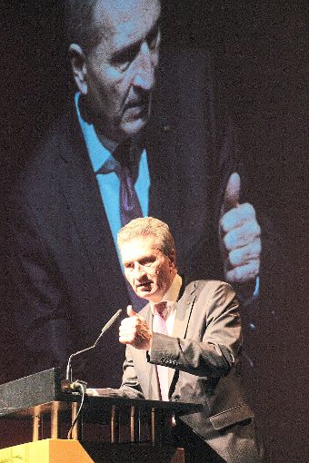 Günther Oettinger sprach gestern als Gast der Sparkasse Schwarzwald-Baar in der Neuen Tonhalle und  hielt ein flammendes Plädoyer für Europa.   Foto: Heinig Foto: Schwarzwälder-Bote