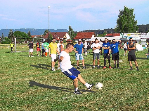 Rund 200  Sportler nehmen am Elfmeterturnier teil,   das zahlreiche Zuschauer verfolgten. Foto: May Foto: Schwarzwälder-Bote