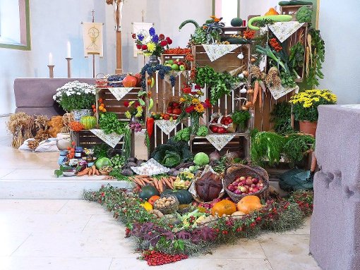 Ein reichhaltiger Altar wird anlässlich des Erntedankfestes in der Kirche St. Urban aufgebaut. Foto: Lauble Foto: Schwarzwälder-Bote