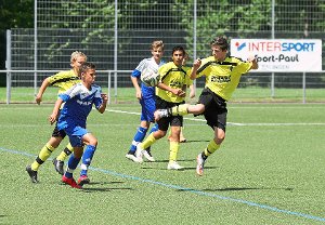 Gegen Turniersieger FV Ravensburg hielten die Jungs aus Frommern (gelbe Trikots) gut mit, unterlagen aber mit 0:3. Foto: Kara