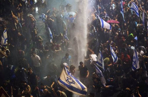Nach der Verabschiedung zentraler Elemente der umstrittenen Justizreform haben wieder Tausende Israelis protestiert. Foto: dpa/Oded Balilty