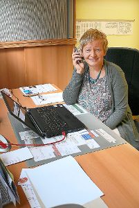 Anette Schwenk sitzt  an ihrem Schreibtisch, nimmt Anrufe von Hilfesuchenden entgegen  und  koordiniert die Einsätze der Nachbarschaftshilfe Schömberg. Foto: Visel Foto: Schwarzwälder-Bote