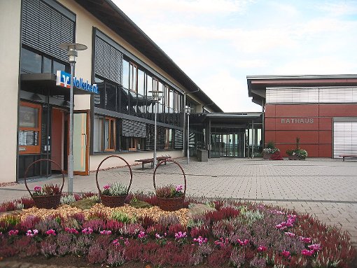 Mit der Doppik, die im nächsten Jahr startet, hält die Betriebswirtschaft Einzug in das Rathaus der Gemeinde Loßburg.  Foto: Haubold Foto: Schwarzwälder-Bote