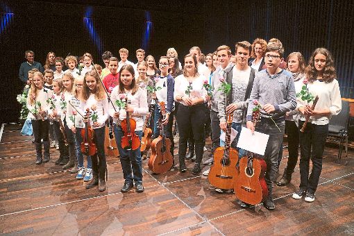 Rund 30 junge  Musiker wandeln auf den Spuren Mozarts im Strawinsky-Saal der Donauhallen. Foto: Fischer Foto: Schwarzwälder-Bote