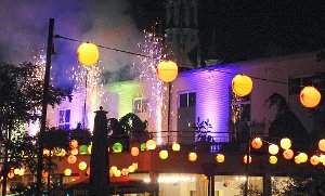 Die magisch beleuchtete Trinkhalle war mit den Feuerspeiern Teil des gesamten Feuerwerks. Foto: Schwarzwälder-Bote