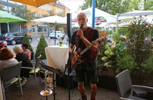 Helmut Doser unterhält die Gäste – er ist einer von vielen Musikern, die den Aktionstag zum Erfolg machen. Foto: Renate Zährl