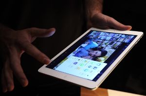 Die Welt wartet auf neue Tablets von Apple und Google. Foto: dpa