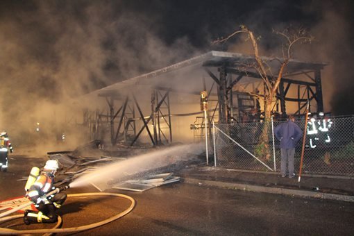 Am Mittwochabend brennt eine Lagerhalle in Herrenberg lichterloh. Fazit: Stundenlange Löscharbeiten und einen Schaden in Höhe von 50.000 Euro. Foto: Friebe/PR