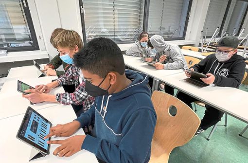 Vertieft in die Technik und die Musik sind die Schüler der ipad-Klasse am Gymnasium am Deutenberg in Villingen-Schwenningen. Foto: Schlenker