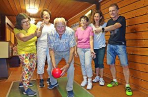 Der 94-jährige Heinz Matussek (dritter von links) des Betriebskegelclubs „Stepphasen“ ist nach wie vor in Bestform. Kegeln hält ihn jung, ist sich der 94-Jährige sicher. Seine Kegelkollegen freuen sich mit ihm, wenn er die Kugel schiebt Foto: Dach
