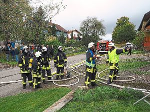 Die Atemschutzträger standen bei der Feuerwehrübung in Bösingen im Mittelpunkt (ganz rechts Abteilungskommandant Thilo Bippus, links sein Stellvertreter Oliver Banholzer). Foto: Hölsch Foto: Schwarzwälder-Bote