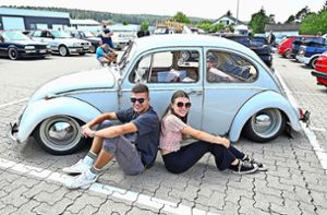 Zweisamkeit im tiefer gelegten hellblauen VW Käfer Foto: Walter Maier