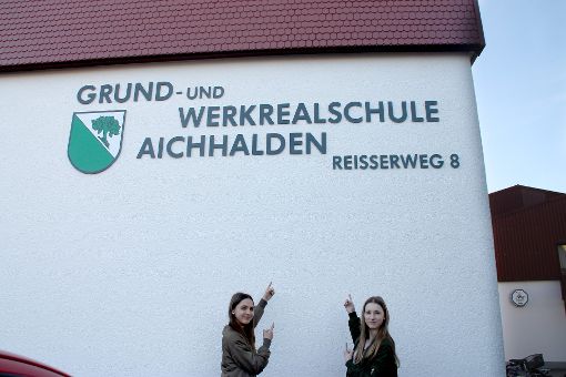 Tammy Kustermann und Fabienne Krause sind stolz auf ihre Schule. Foto: Schule Foto: Schwarzwälder-Bote