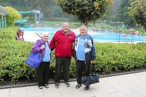 Bademeister Jürgen Bock (Mitte) freut sich über seine treuen Gäste im Freibad. Hildegard und Kurt Bühl halten sich mit Frühschwimmen fit. Foto: Steinmetz
