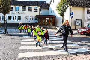 Wie man sicher über die Straße kommt, erfuhren die Schulkinder von Polizeibeamten. Foto: Geisel Foto: Schwarzwälder-Bote