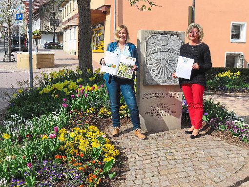 Auf  rege Teilnahme beim großen Blumenwettbewerb zum Stadtjubiläum hoffen Kulturamtsleiterin Carolin Baier (links) und Edelgard Lechner  Foto: Günther Foto: Schwarzwälder-Bote