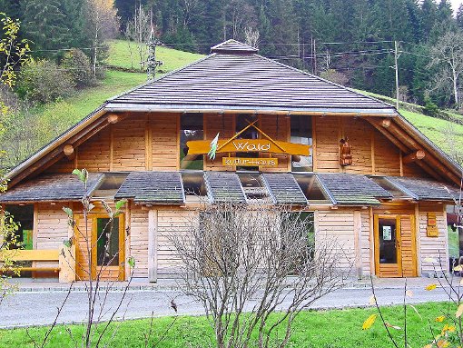 Vorzeigeobjekt: Das Waldkulturhaus  in Bad Rippoldsau-Holzwald  ist ein naturpädagogischer und touristischer Anziehungspunkt der  Doppelgemeinde.  Archiv-Fotos: Schmid Foto: Schwarzwälder-Bote