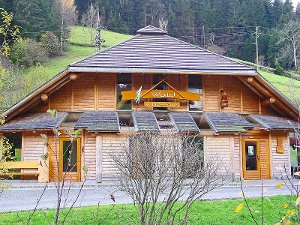Vorzeigeobjekt: Das Waldkulturhaus  in Bad Rippoldsau-Holzwald  ist ein naturpädagogischer und touristischer Anziehungspunkt der  Doppelgemeinde.  Archiv-Fotos: Schmid Foto: Schwarzwälder-Bote