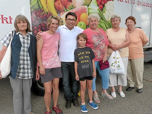 Mustafa Yazar (Dritter von links) ist dankbar für die vielen Marktbesucher aus Göttelfingen wie Gertrud Raible (von links), Daniela und Anne Flaig, Brigitte Wally, Maria Maag und Renate Saier. Foto: Dold Foto: Schwarzwälder-Bote