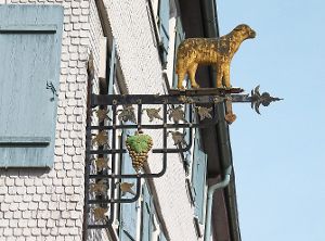 Ein Kleindenkmal der  etwas anderen Art: das  Wirtshausschild der Gaststätte Lamm in Mindersbach. Fotos: Vollmer Foto: Schwarzwälder-Bote