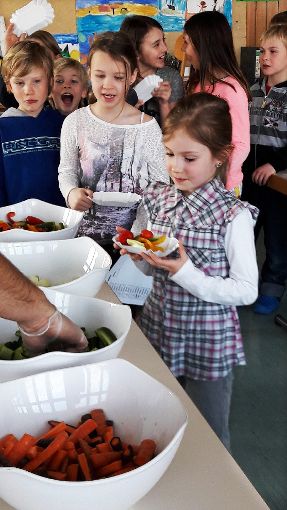 Was ist denn das für ein Gemüse?: Die Grundschüler rieten und aßen danach die Möhren und Paprikas. Fotos: Pehlke Foto: Schwarzwälder-Bote