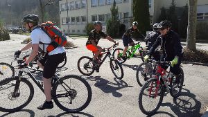Unter fachlicher Anleitung lernen die Teilnehmer am Geldändekurs ihr Mountainbike zu beherrschen. Foto: Campos