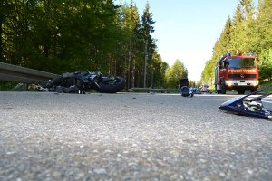 Ein Motorradfahrer musste nach einem Unfall auf der B 500 mit schweren Verletzungen ins Krankenhaus gebracht werden. (Symbolfoto) Foto: kamera24.tv