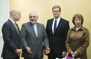 William Hague, Mohammad Javad Zarif, Guido Westerwelle und Catherine Ashton (von links) bei den Genfer Atomgesprächen im November. Foto: dpa