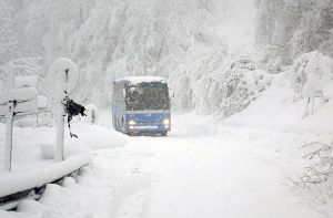 Ein Bus kämpft sich bei Pistoia durch die Schneemassen. Foto: dpa