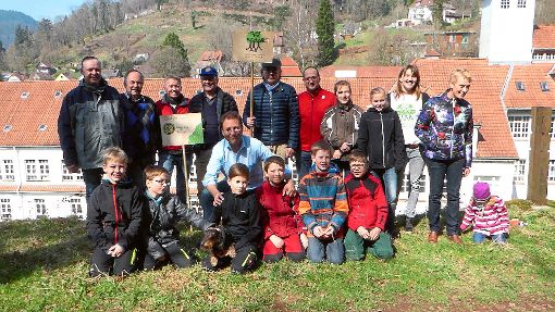 Junge Juks3-Klimaschützer und Rotarier arbeiten bei der Baumpflanzaktion erfolgreich Hand in Hand Foto: Juks3 Foto: Schwarzwälder-Bote