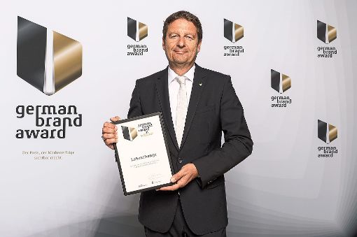Labexchange-Geschäftsführer   Wolfgang Kuster nimmt stolz den   German Brand Award entgegen. Foto: Sternstein Foto: Schwarzwälder-Bote