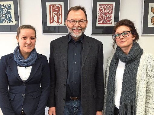 Realschulrektor Waldfried Sandmann heißt Meike Rola (links) und  Lisa Waidele an der Realschule  willkommen.  Foto: Serazio Foto: Schwarzwälder-Bote
