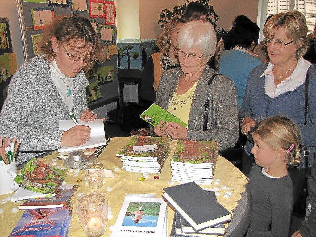 Christine Störr signierte bei der von ihr organisierten Veranstaltung zahlreiche Hademar im Wichtelwald-Bücher.