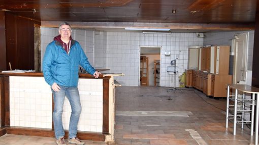 Ein Bild aus den hoffnungsvollen   Anfängen: 2018 zeigt Jörg Gronmayer den ehemaligen Gastraum des „Hasen“ in Rottweil, der zum interkulturellen Treffpunkt ausgebaut wurde. Foto: Siegmeier