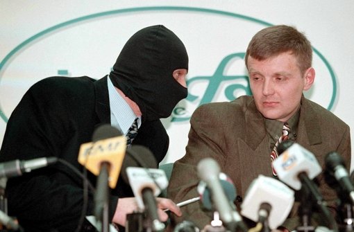 Der damalige Geheimdienst-Oberst Alexander Litwinenko und ein maskierter Kollege bei einer Pressekonferenz im Jahre 1998. Foto: dpa