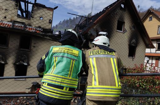 Die Ermittlungen nach dem Brand dauern an. Foto: dpa/Julian Rettig