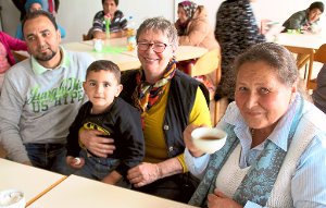 Bilden mit das Herz des Arbeitskreises Asyl in Dobel: Christel Flade und Bärbel Ganster (von rechts) hier mit Taem und Talal aus Syrien. Foto: Gegenheimer Foto: Schwarzwälder-Bote