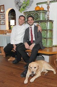 Franz und  Roland Berlin (rechts) mit Haushund Cäsar.  Foto: Fritsch Foto: Schwarzwälder-Bote