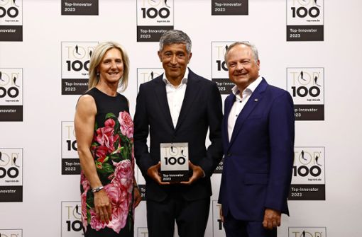 Bei der  Gratulation zur nächsten Top-100-Auszeichnung  (von links) Elke Pamboukis, Rangar Yogeshwar und Georg Pamboukis. Foto: Lisa Schöne